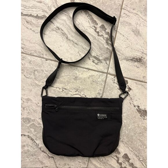 NWOT lululemon Clean Lines Crossbody Bag 2.8L black - Picture 3 of 8